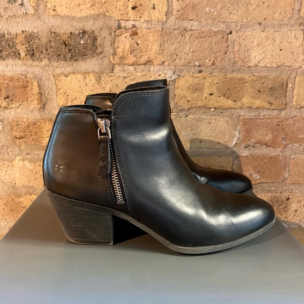 FRYE Judith Zip Bootie
